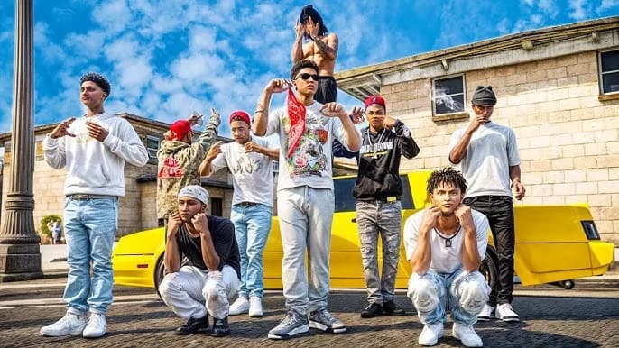 FiveM roleplay — crew group photo with classic car, street culture
